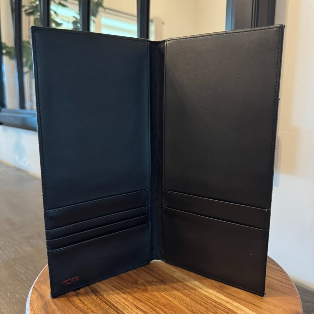 Tumi Black Leather Travel Wallet / Passport Holder Bi-Fold - Picture 5 of 8